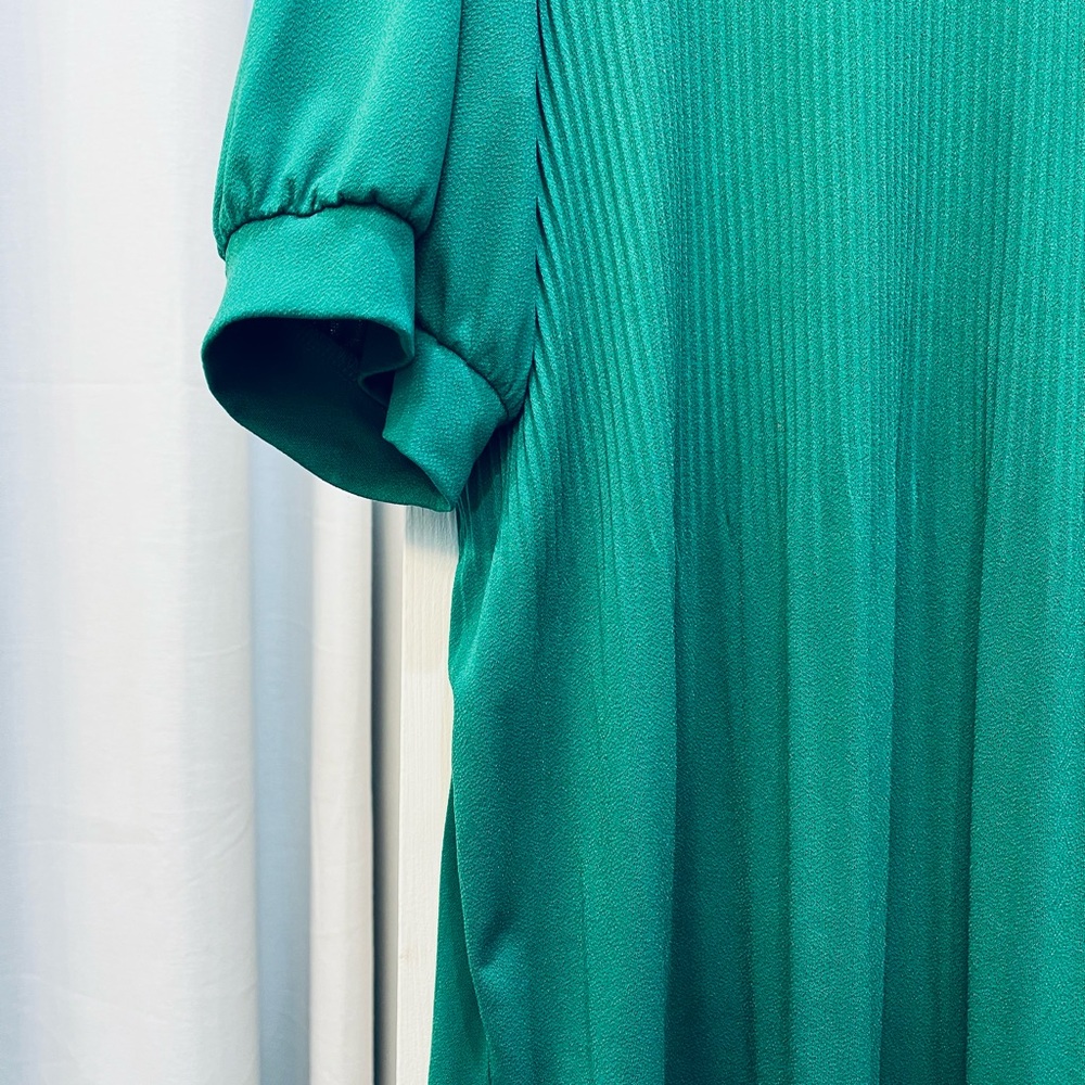Elegant Green Blouse - Picture 3 of 4